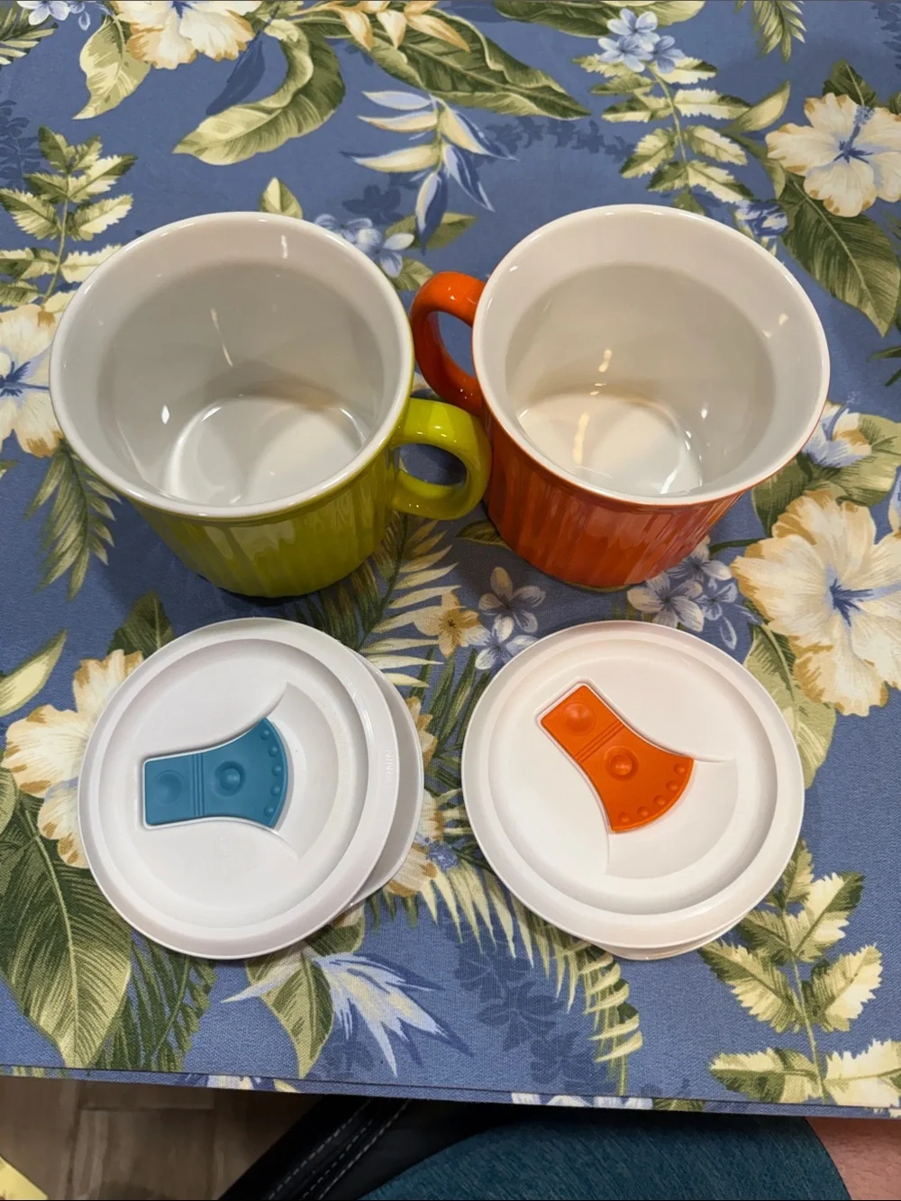 Set of Two Corningware 20 OZ Mugs with Snap Lids Lime Green & Bright Orange